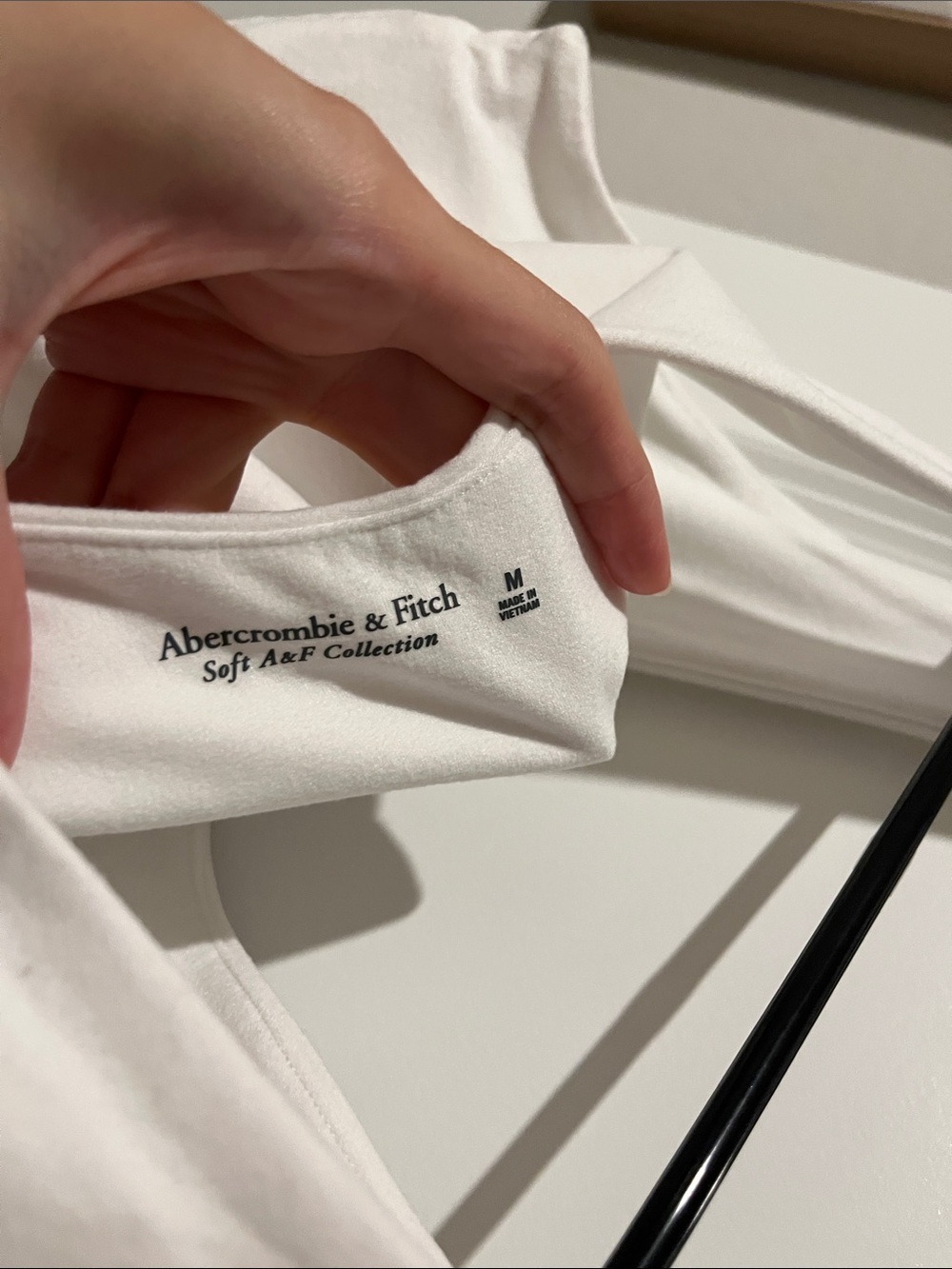 Abercrombie & Fitch White V-Neck Cropped Tank - Picture 4 of 4